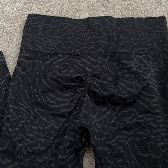 Gymshark Adapt Animal Seamless Legging in Black - Size Small - Picture 2 of 2